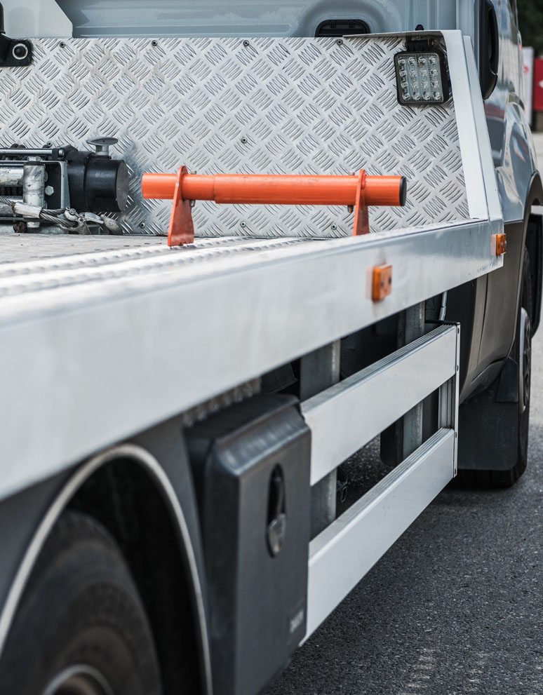 side-rear-of-empty-mid-size-towing-truck-VF7JCH3.jpg side-rear-of-empty-mid-size-towing-truck-VF7JCH3.jpg